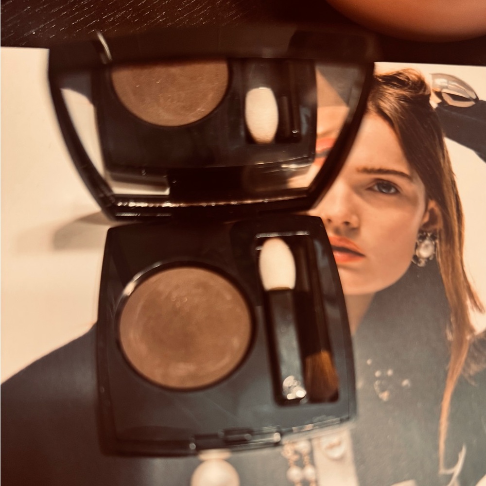 CHANEL Ombré Premiere  Matt Eyeshadow -24 p Brown 

2.2 g (0.08 oz)